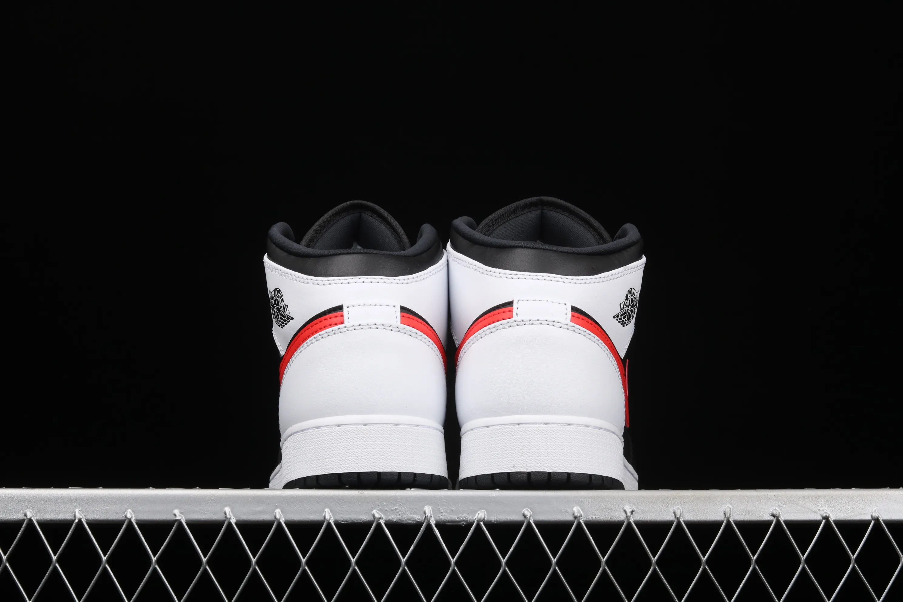 All categories Air Jordan Jordan series basketball shoes Air Jordan 1 Mid G version pure original Air Jordan 1 Mid AJ1 Joe 1 black and white red hook Zhongbang basketball shoes 554725-075